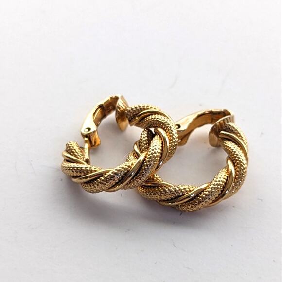 Vintage Classic Gold Tone Swirled Rope Textured Clip On Hoop Earrings - Picture 1 of 3